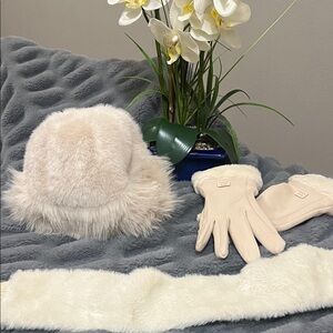 Chic Cream Fur Women Set - Hat, gloves and scarf NWOT